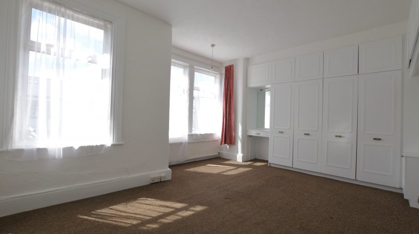 3 Bedroom End of Terrace House To Rent in Wanstead Park Road, Ilford, IG1 