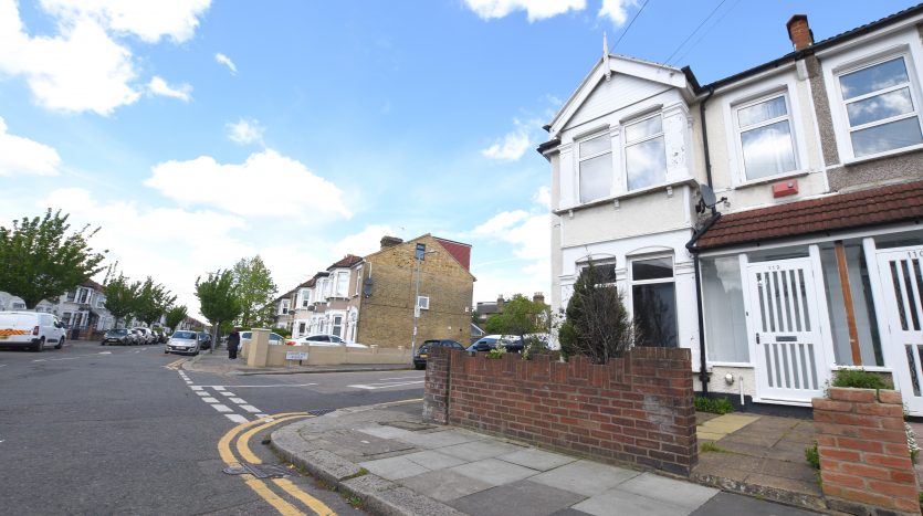 3 Bedroom End of Terrace House To Rent in Wanstead Park Road, Ilford, IG1 