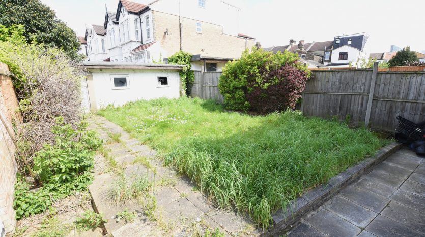 3 Bedroom End of Terrace House To Rent in Wanstead Park Road, Ilford, IG1 