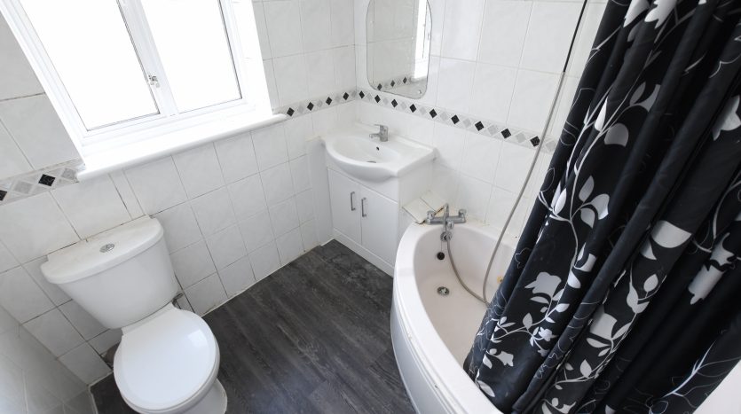 3 Bedroom End of Terrace House To Rent in Wanstead Park Road, Ilford, IG1 
