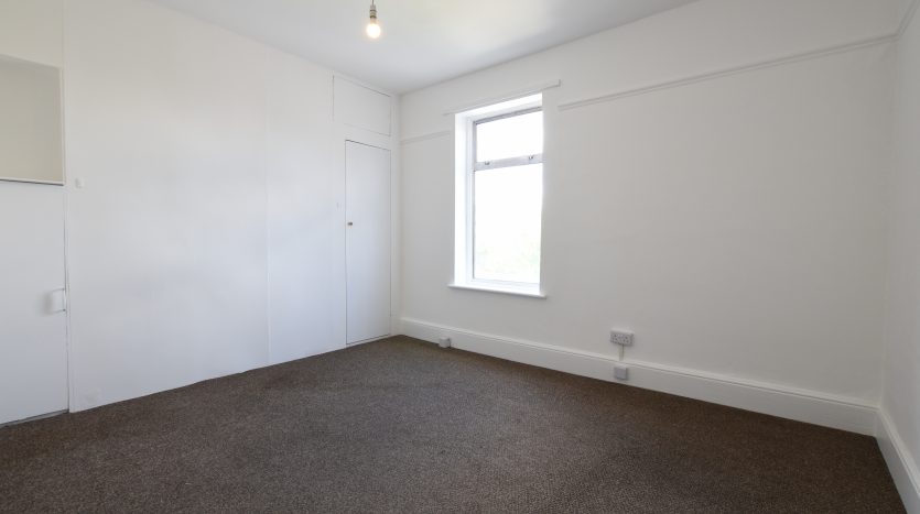 3 Bedroom End of Terrace House To Rent in Wanstead Park Road, Ilford, IG1 