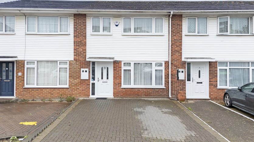 3 Bedroom Mid Terraced House To Rent in Franklyn Gardens, Ilford, IG6 