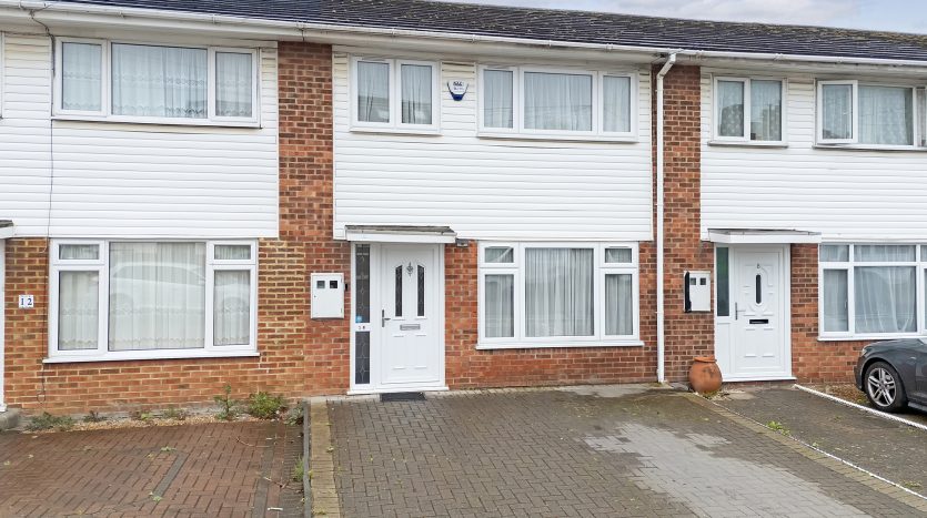 3 Bedroom Mid Terraced House To Rent in Franklyn Gardens, Ilford, IG6 