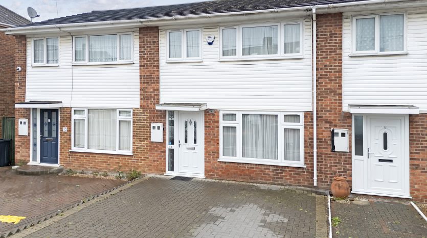 3 Bedroom Mid Terraced House To Rent in Franklyn Gardens, Ilford, IG6 
