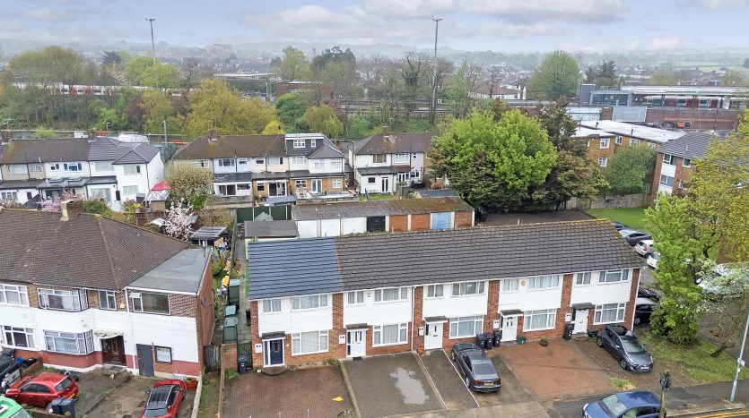3 Bedroom Mid Terraced House To Rent in Franklyn Gardens, Ilford, IG6 