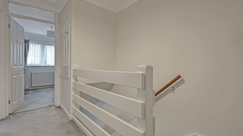 3 Bedroom Mid Terraced House To Rent in Franklyn Gardens, Ilford, IG6 