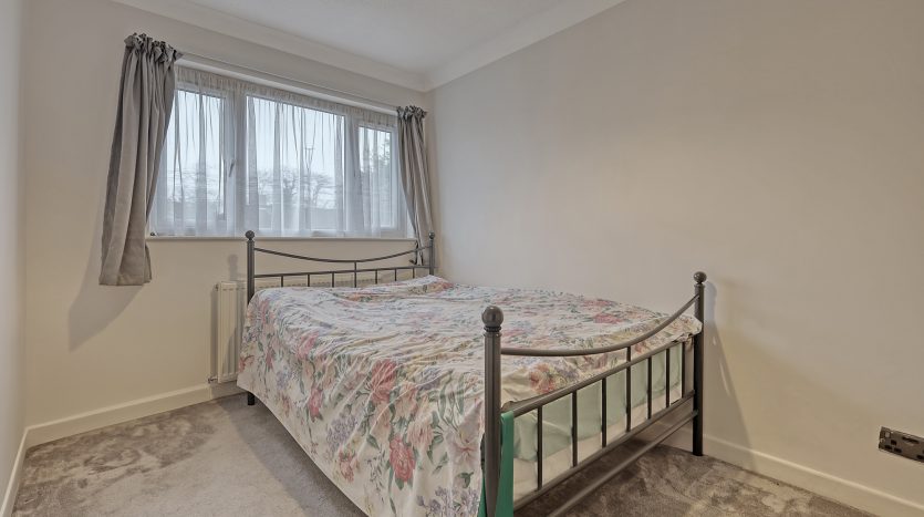 3 Bedroom Mid Terraced House To Rent in Franklyn Gardens, Ilford, IG6 
