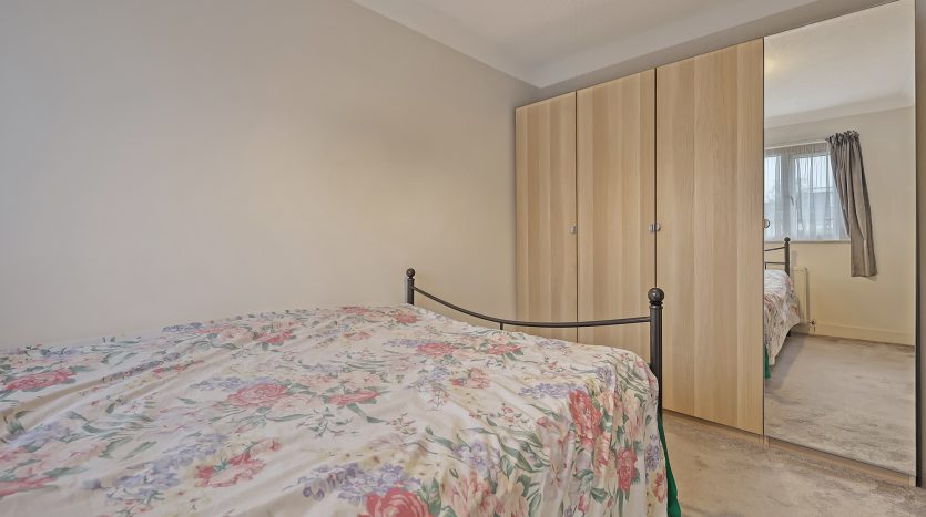 3 Bedroom Mid Terraced House To Rent in Franklyn Gardens, Ilford, IG6 