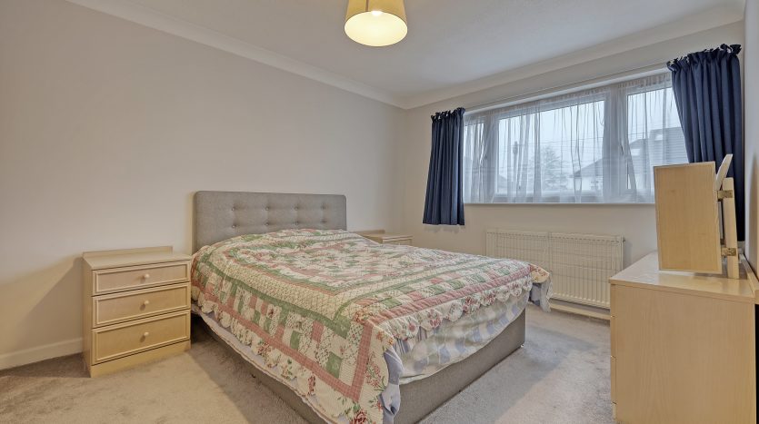 3 Bedroom Mid Terraced House To Rent in Franklyn Gardens, Ilford, IG6 