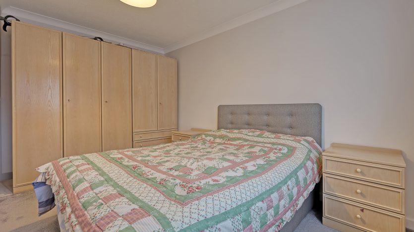 3 Bedroom Mid Terraced House To Rent in Franklyn Gardens, Ilford, IG6 