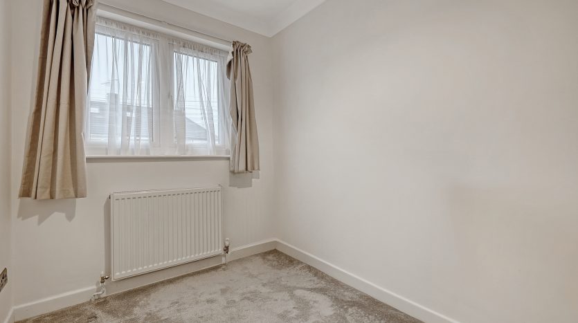 3 Bedroom Mid Terraced House To Rent in Franklyn Gardens, Ilford, IG6 