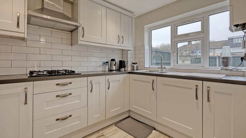 3 Bedroom Mid Terraced House To Rent in Franklyn Gardens, Ilford, IG6 