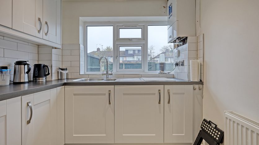 3 Bedroom Mid Terraced House To Rent in Franklyn Gardens, Ilford, IG6 