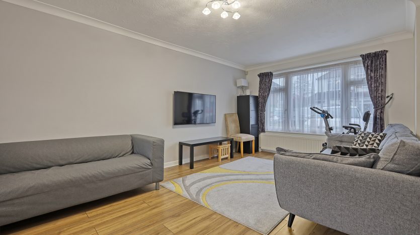 3 Bedroom Mid Terraced House To Rent in Franklyn Gardens, Ilford, IG6 