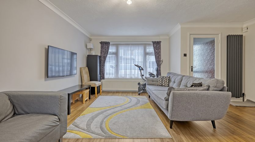 3 Bedroom Mid Terraced House To Rent in Franklyn Gardens, Ilford, IG6 