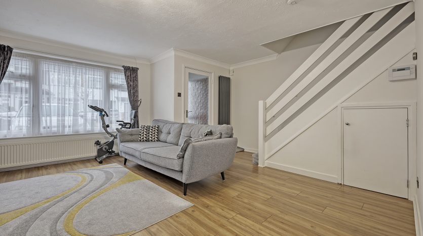 3 Bedroom Mid Terraced House To Rent in Franklyn Gardens, Ilford, IG6 