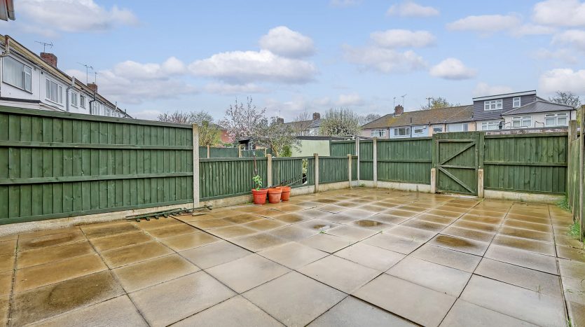 3 Bedroom Mid Terraced House To Rent in Franklyn Gardens, Ilford, IG6 