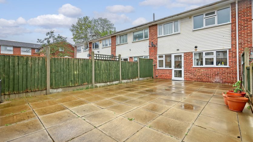 3 Bedroom Mid Terraced House To Rent in Franklyn Gardens, Ilford, IG6 