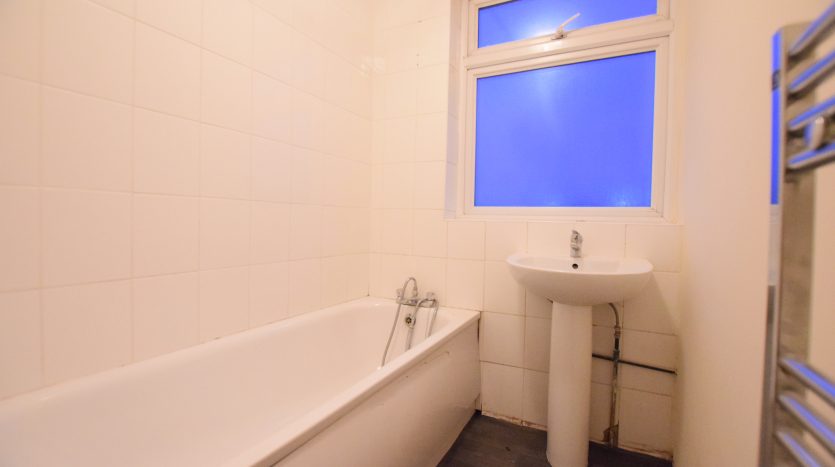 3 Bedroom Mid Terraced House To Rent in Wanstead Lane, Ilford, IG1 