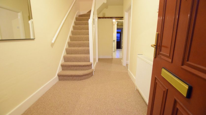 3 Bedroom Mid Terraced House To Rent in Wanstead Lane, Ilford, IG1 