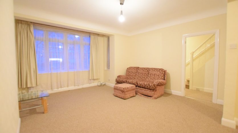 3 Bedroom Mid Terraced House To Rent in Wanstead Lane, Ilford, IG1 