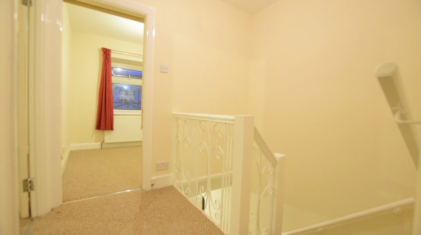 3 Bedroom Mid Terraced House To Rent in Wanstead Lane, Ilford, IG1 