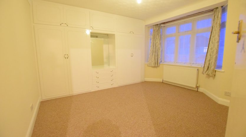 3 Bedroom Mid Terraced House To Rent in Wanstead Lane, Ilford, IG1 