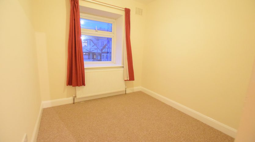 3 Bedroom Mid Terraced House To Rent in Wanstead Lane, Ilford, IG1 