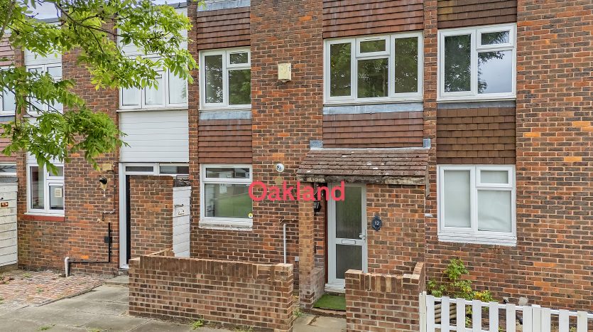 3 Bedroom Mid Terraced House To Rent in Stanway Close, Chigwell, IG7 