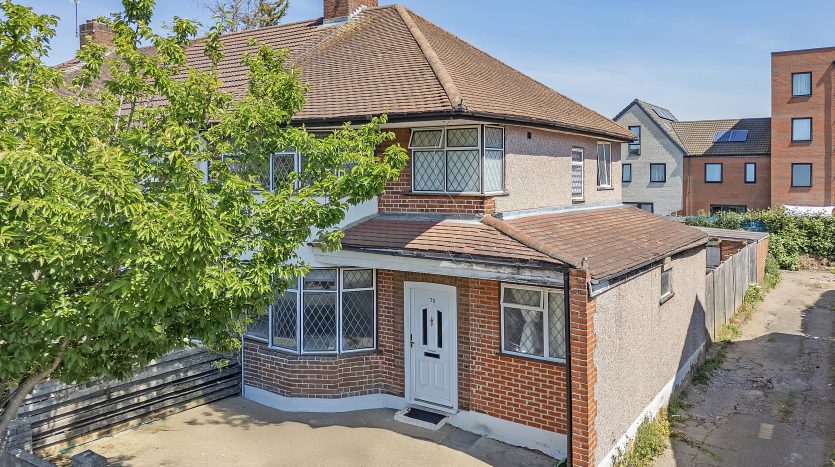 3 Bedroom End of Terrace House For Sale in Maypole Crescent (Sales), Ilford, IG6 