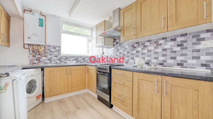 3 Bedroom Mid Terraced House To Rent in Stanway Close, Chigwell, IG7 