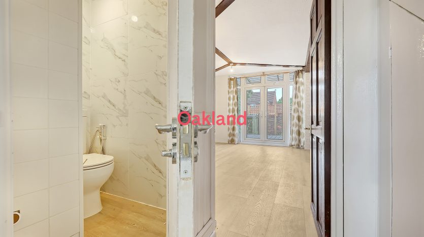 3 Bedroom Mid Terraced House To Rent in Stanway Close, Chigwell, IG7 