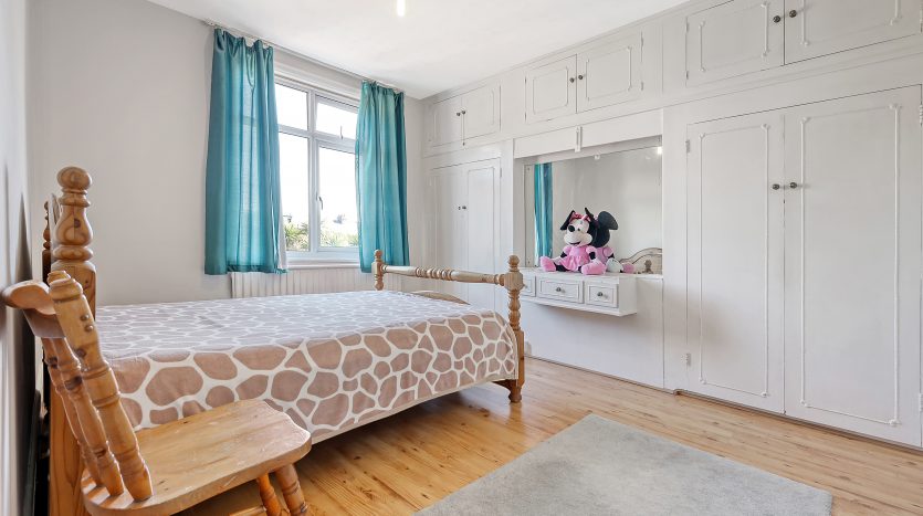 3 Bedroom Semi-Detached House For Sale in (Sales), 88 Highwood Gardens, Ilford, IG5 