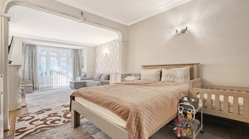 3 Bedroom Semi-Detached House For Sale in (Sales), 88 Highwood Gardens, Ilford, IG5 