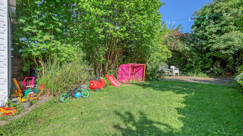 3 Bedroom Semi-Detached House For Sale in (Sales), 88 Highwood Gardens, Ilford, IG5 