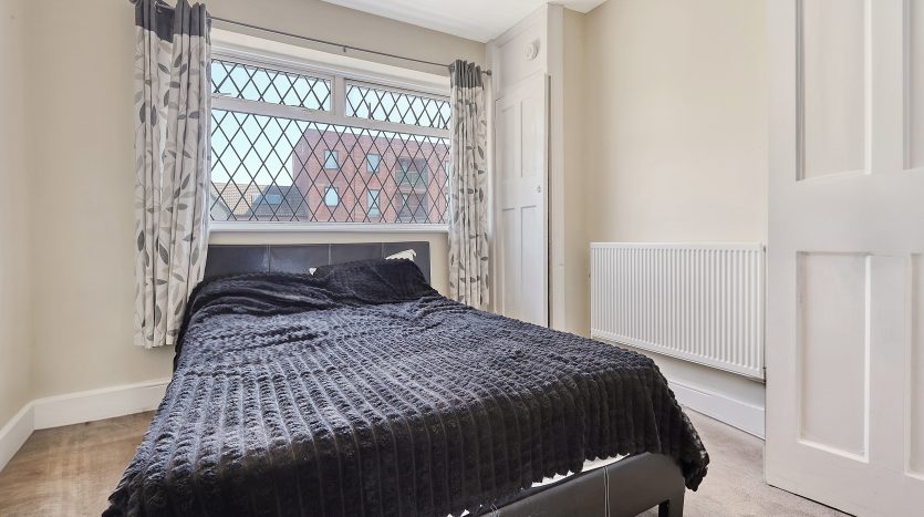 3 Bedroom End of Terrace House For Sale in Maypole Crescent (Sales), Ilford, IG6 