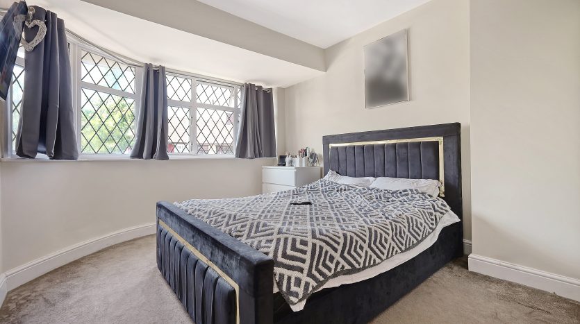 3 Bedroom End of Terrace House For Sale in Maypole Crescent (Sales), Ilford, IG6 