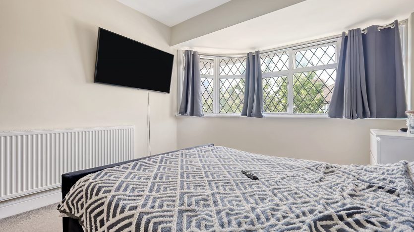 3 Bedroom End of Terrace House For Sale in Maypole Crescent (Sales), Ilford, IG6 