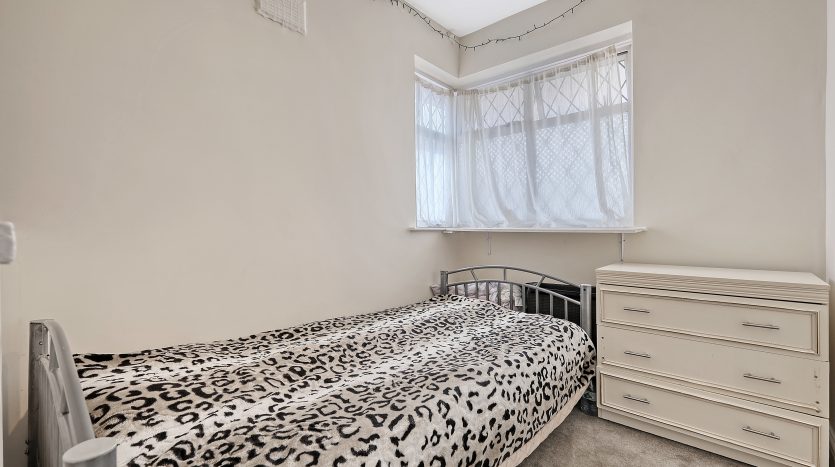 3 Bedroom End of Terrace House For Sale in Maypole Crescent (Sales), Ilford, IG6 