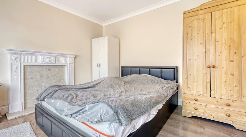 3 Bedroom End of Terrace House For Sale in Maypole Crescent (Sales), Ilford, IG6 