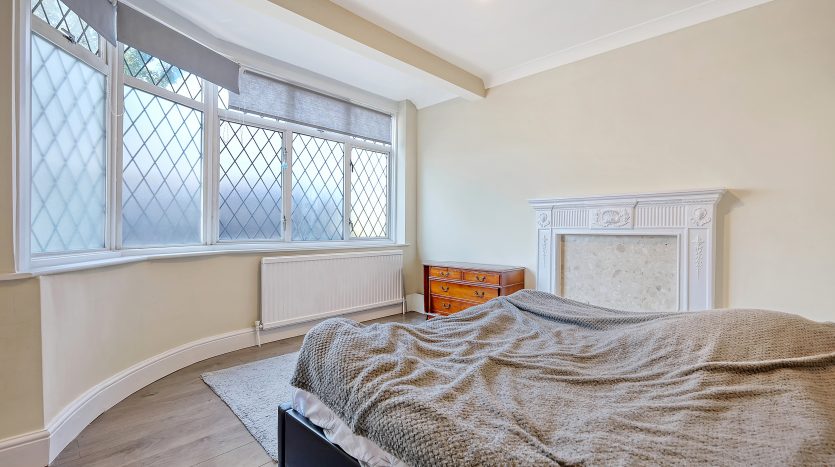 3 Bedroom End of Terrace House For Sale in Maypole Crescent (Sales), Ilford, IG6 