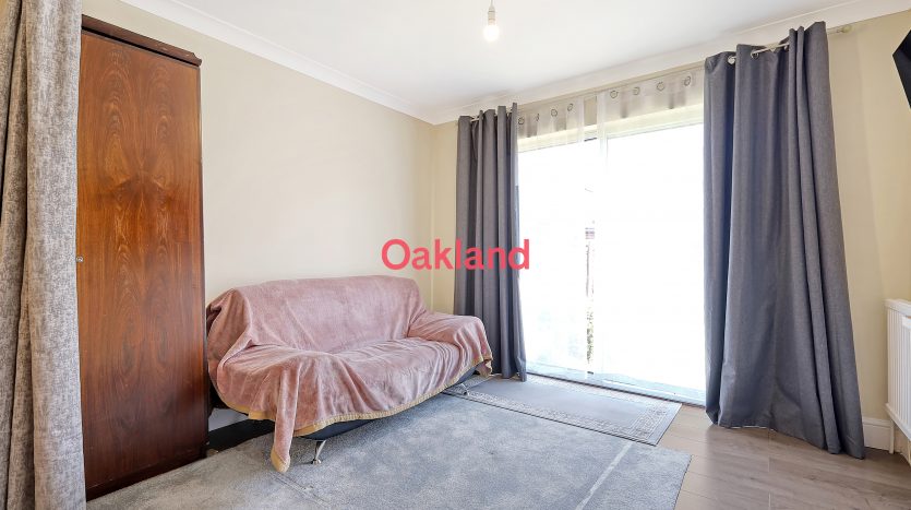 3 Bedroom End of Terrace House For Sale in Maypole Crescent (Sales), Ilford, IG6 