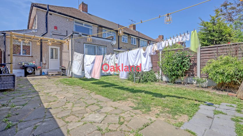 3 Bedroom End of Terrace House For Sale in Maypole Crescent (Sales), Ilford, IG6 