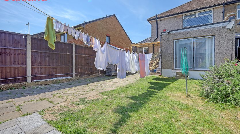 3 Bedroom End of Terrace House For Sale in Maypole Crescent (Sales), Ilford, IG6 