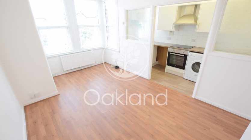 1 Bedroom Flat To Rent in 21c De Vere Gardens, Ilford, IG1 