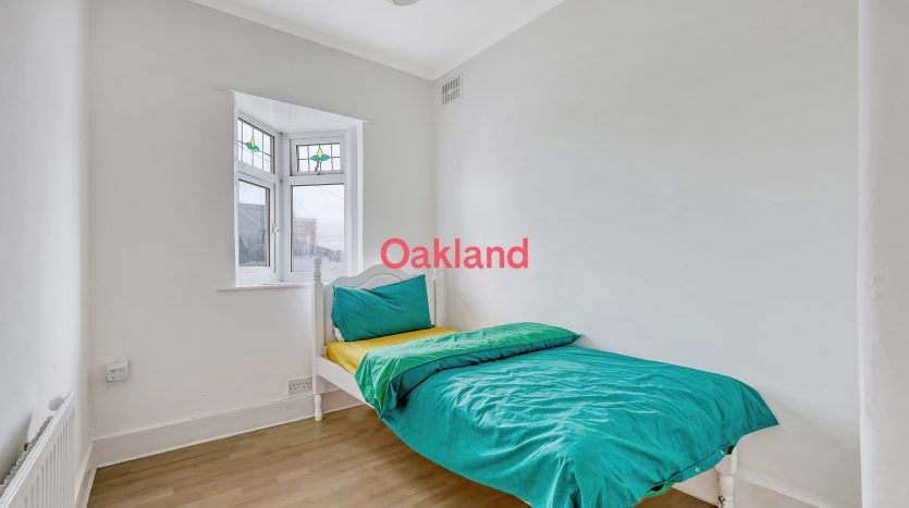 3 Bedroom Semi-Detached House To Rent in Avondale Crescent, Ilford, IG4 