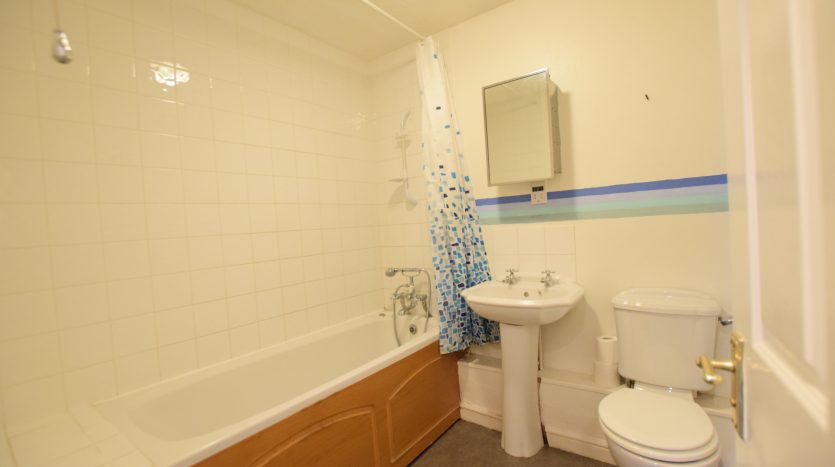 2 Bedroom Flat For Sale in St. James Gardens, Romford, RM6 