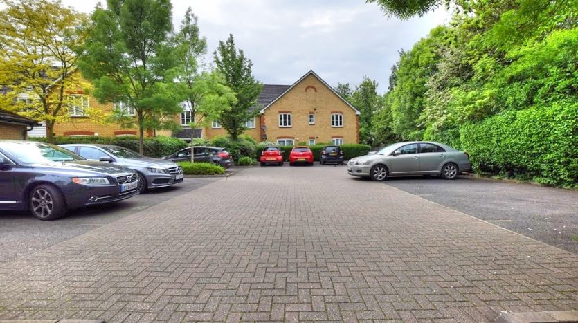 2 Bedroom Flat For Sale in St. James Gardens, Romford, RM6 