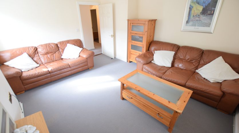 2 Bedroom Flat For Sale in St. James Gardens, Romford, RM6 