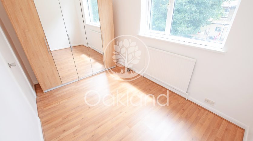1 Bedroom Flat To Rent in 21c De Vere Gardens, Ilford, IG1 